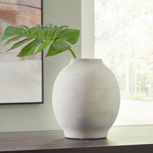 Load image into Gallery viewer, Clayson - Vase

