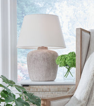 Load image into Gallery viewer, Danry - Metal Table Lamp - Distressed Cream
